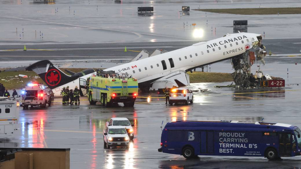 Click to play video: 'Initial reports point to overlapping failures in Air Canada crash'