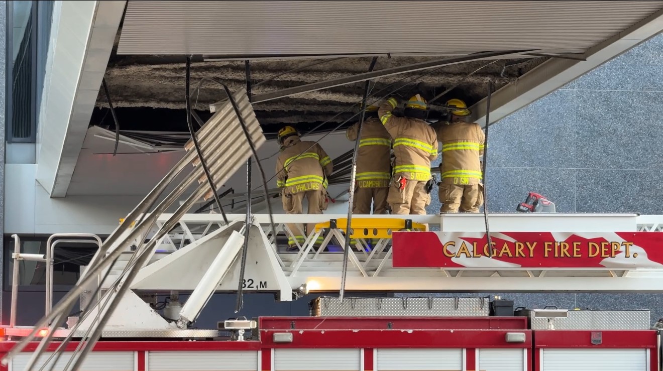 Falling debris prompts downtown Calgary road closure