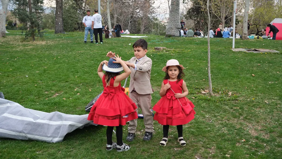 Iranians Celebrate Nature Day Amid Threat of U.S.-Israeli Bombings