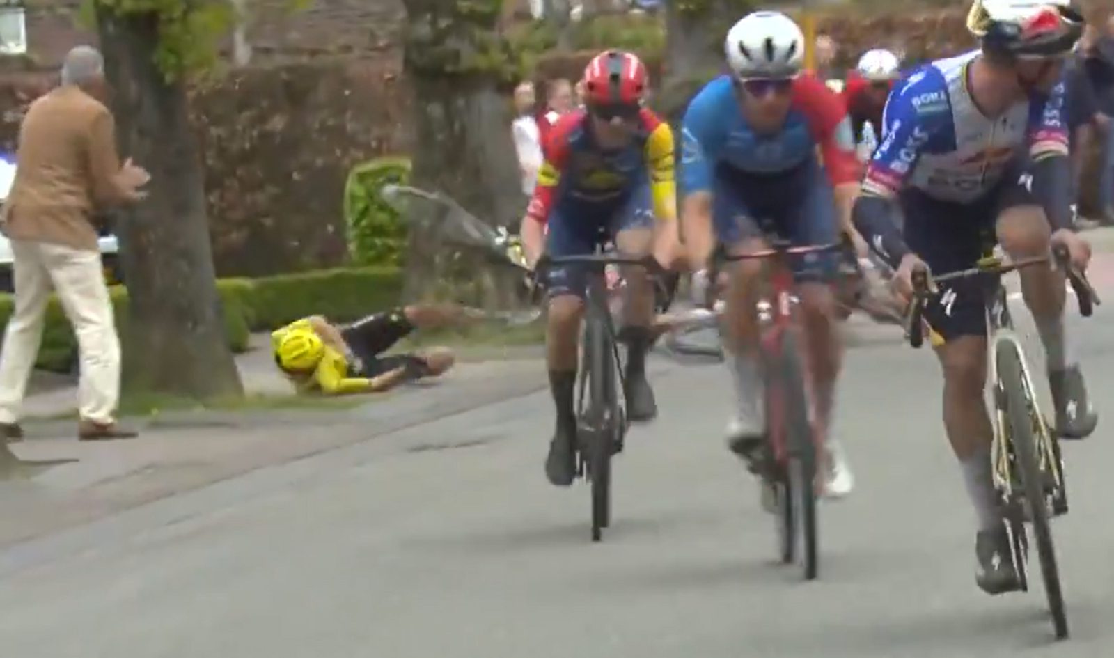 Matteo Jorgenson crashes hard at Amstel Gold Race