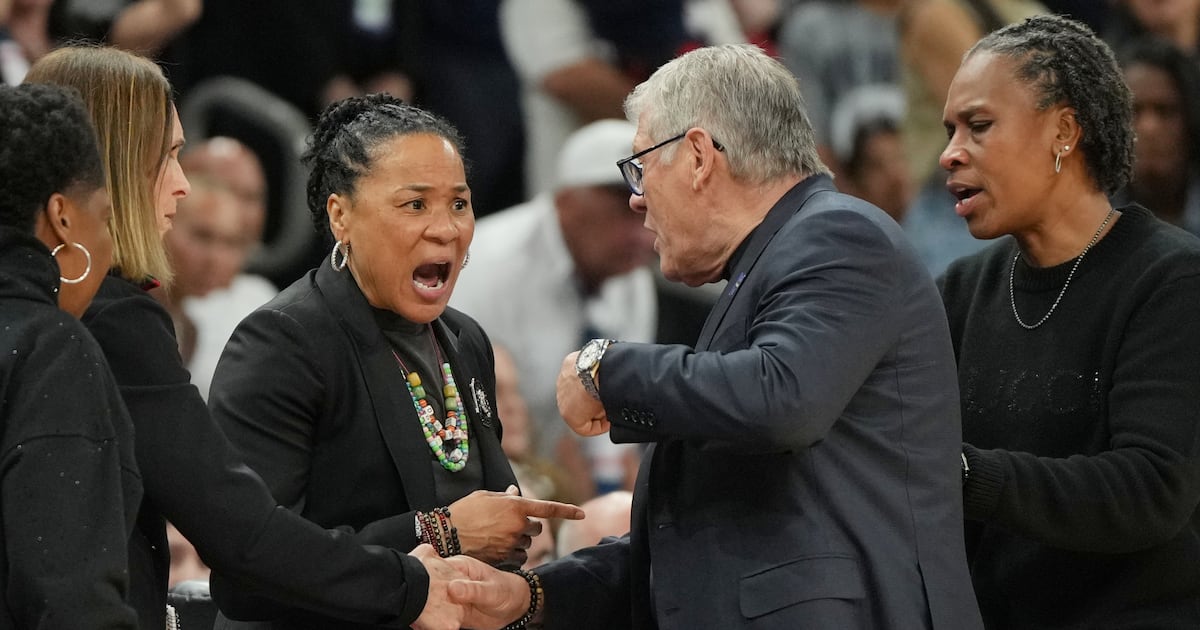 UConn’s Geno Auriemma irate at ‘ridiculous’ officiating, confronts Dawn Staley on sideline in loss