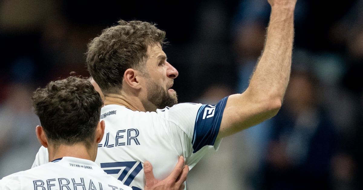Two late goals lift Vancouver Whitecaps to come-from-behind victory over Portland Timbers