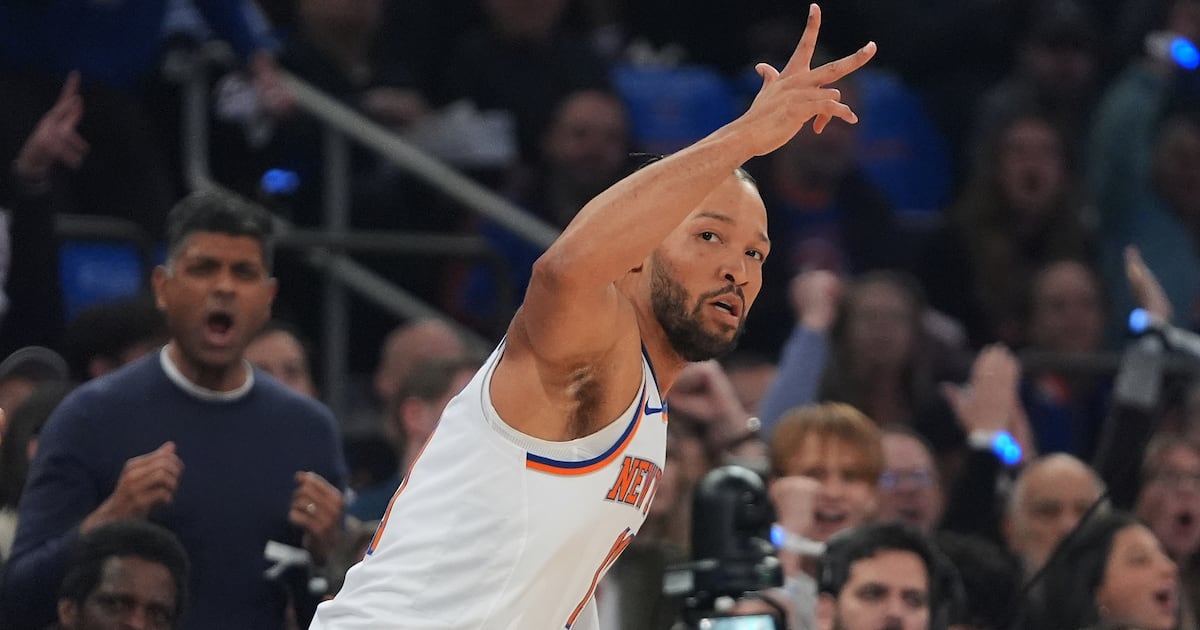 Jalen Brunson, Karl-Anthony Towns lead New York Knicks past Atlanta Hawks in Game 1 of their series