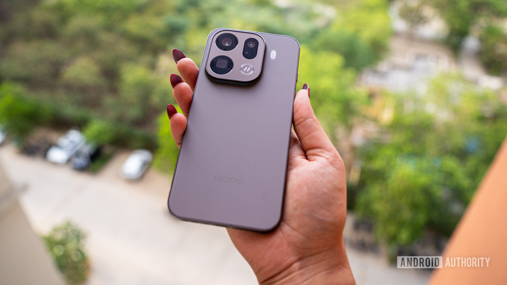 OPPO Find X9 Pro in a person's hand OPPO Find X9 Pro in a person's hand