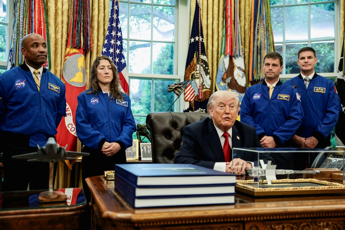 Jeremy Hansen, rest of Artemis II crew meet Trump at White House
