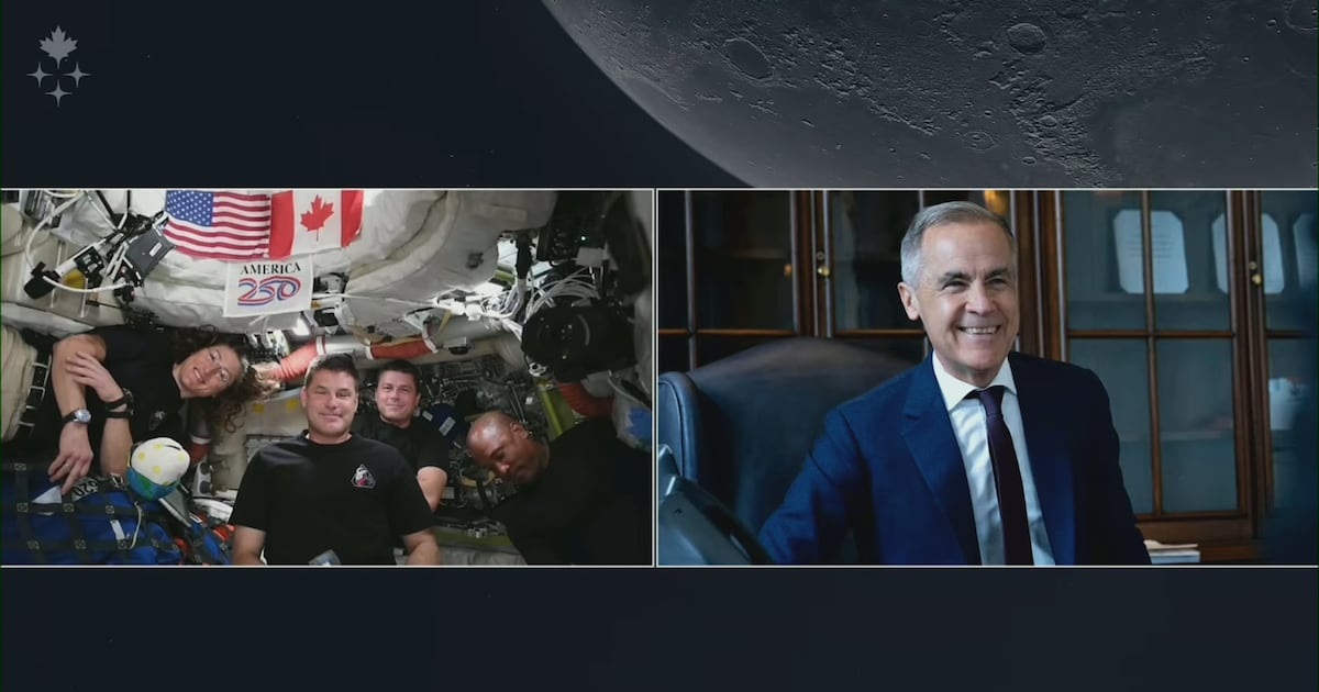 WATCH: PM Carney, Jeremy Hansen share a laugh during call with Artemis II crew - CTV News