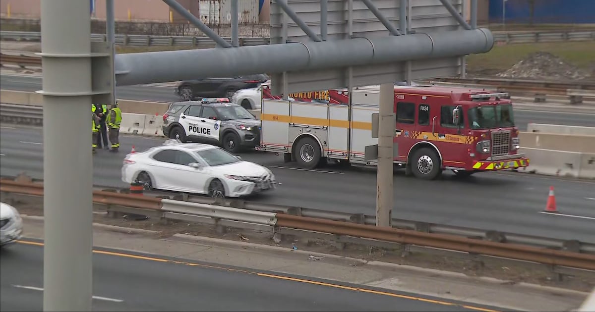 1 in hospital following Gardiner Expressway crash: paramedics