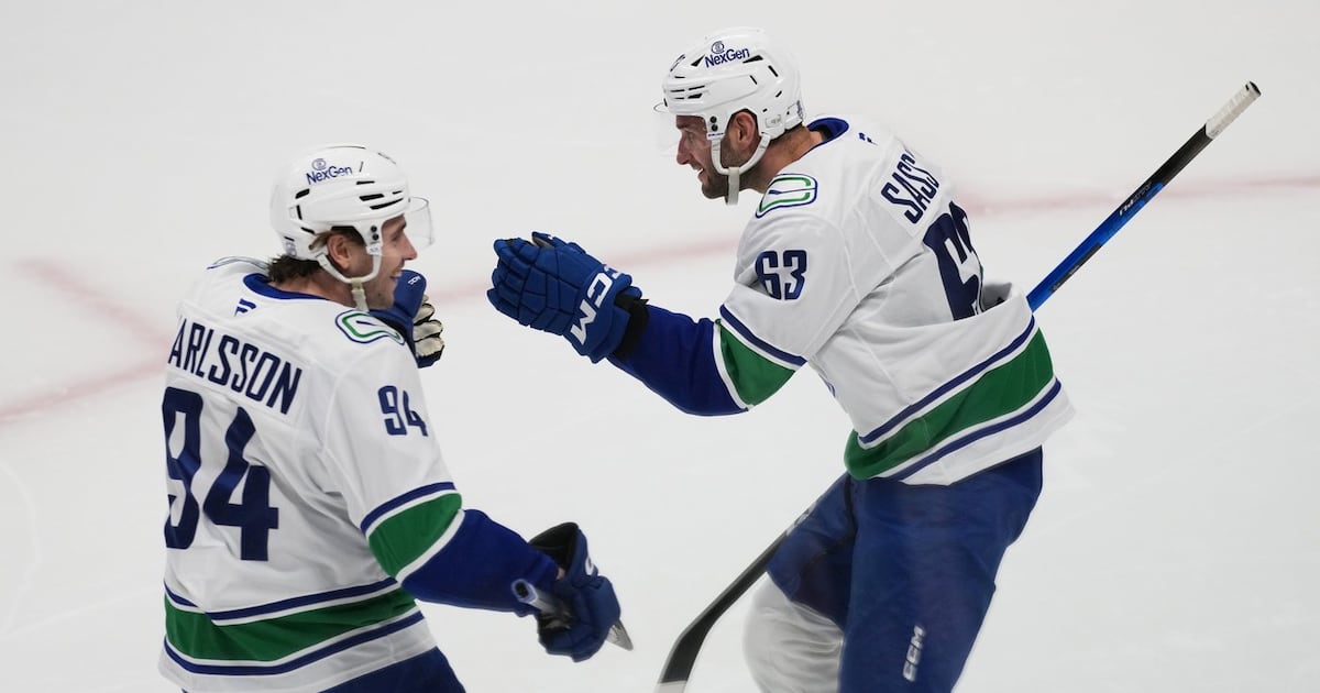 Last-place Vancouver Canucks beat NHL-leading Colorado Avalanche; Nathan MacKinnon scores 50th in loss