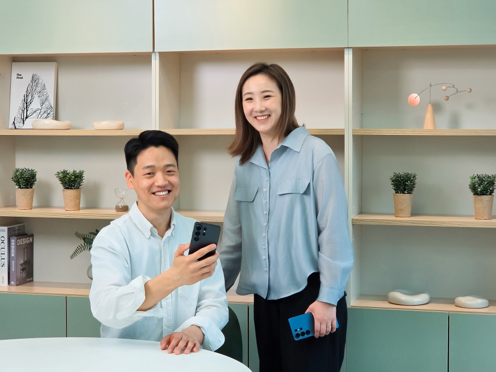 Junseang Min (left) and Sunmi Yoo (right) of MX Business at Samsung Electronics