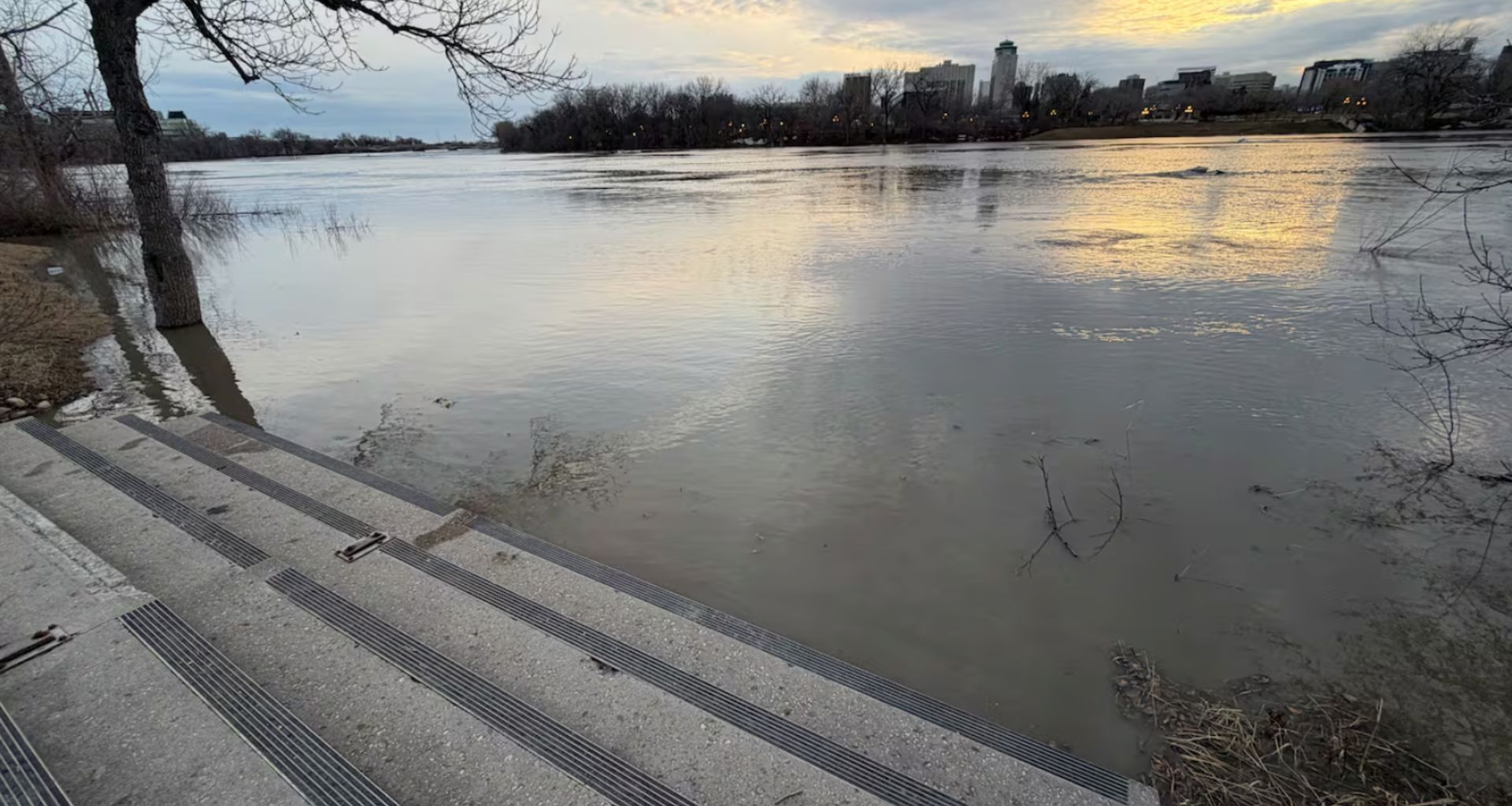 Floodway to operate as soon as weekend to protect Winnipeg from 2nd Red River crest