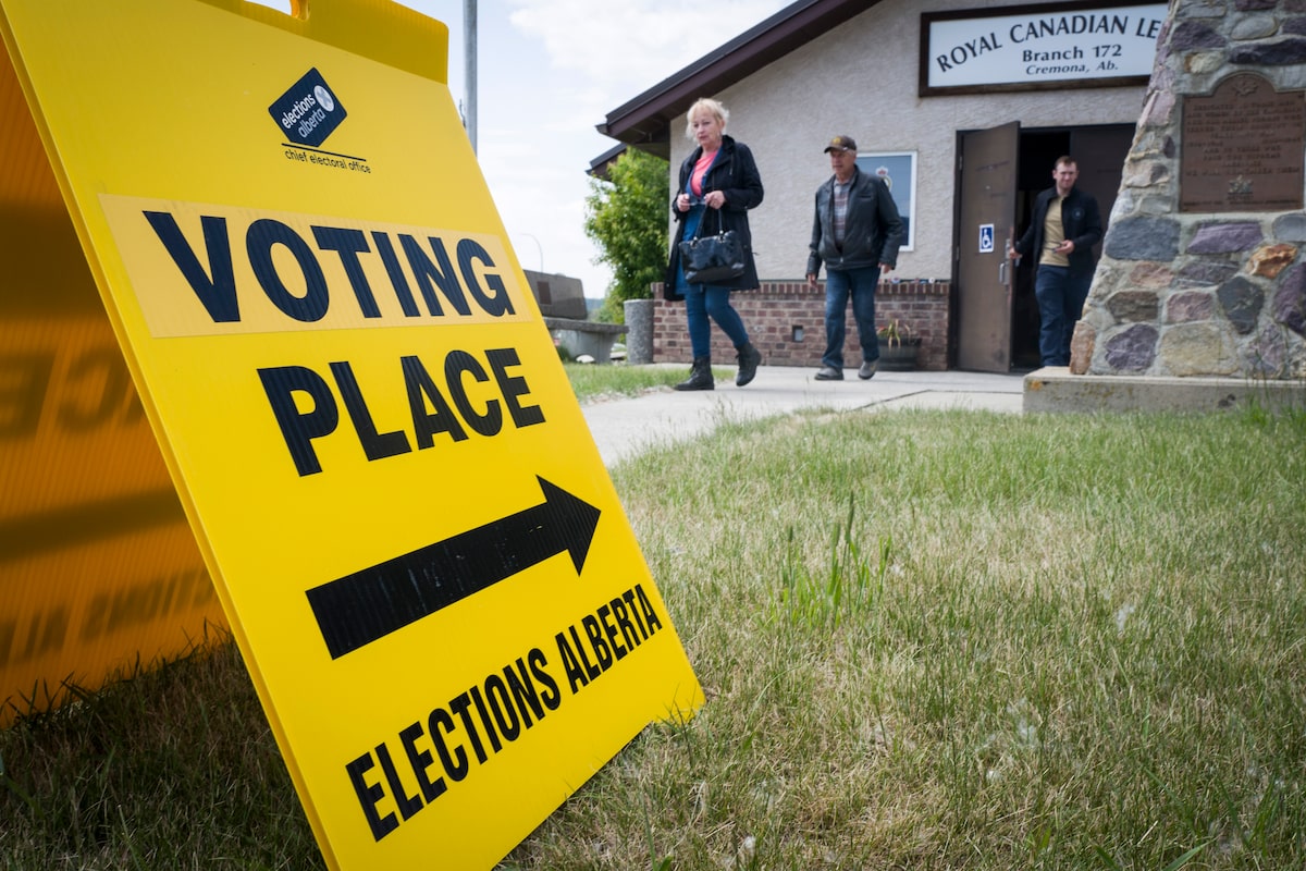 Smith dismisses gerrymandering accusations after rejecting proposed changes to Alberta electoral map