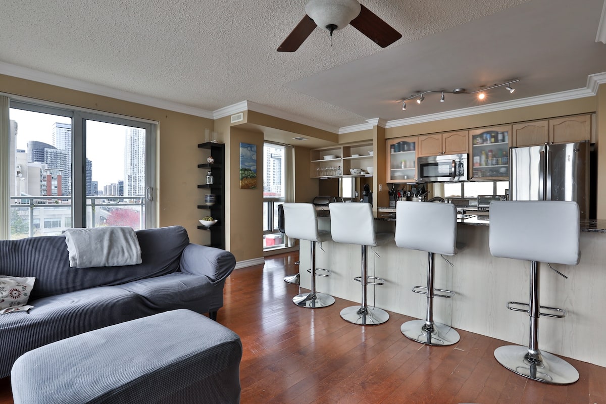 Three-bedroom Harbourfront condo cuts price to find a deal
