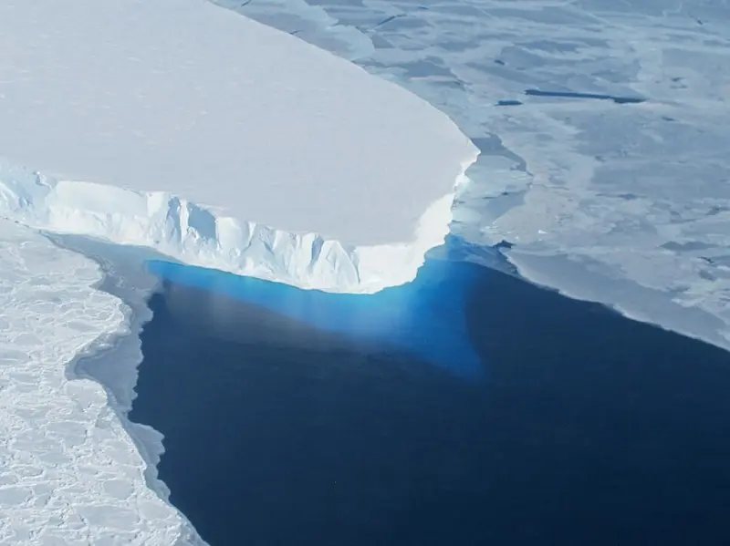 Thwaites Glacier James Yungel NASA ICE CC BY 2.0/wikimedia commons
