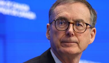 Macklem warns against hiking too early or too late on oil shock