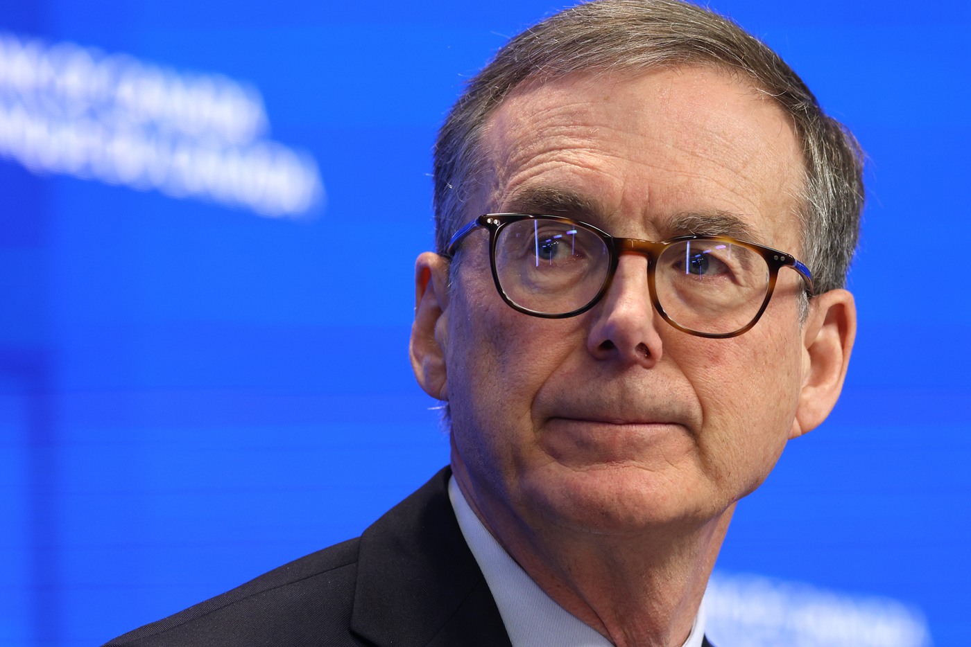 Macklem warns against hiking too early or too late on oil shock
