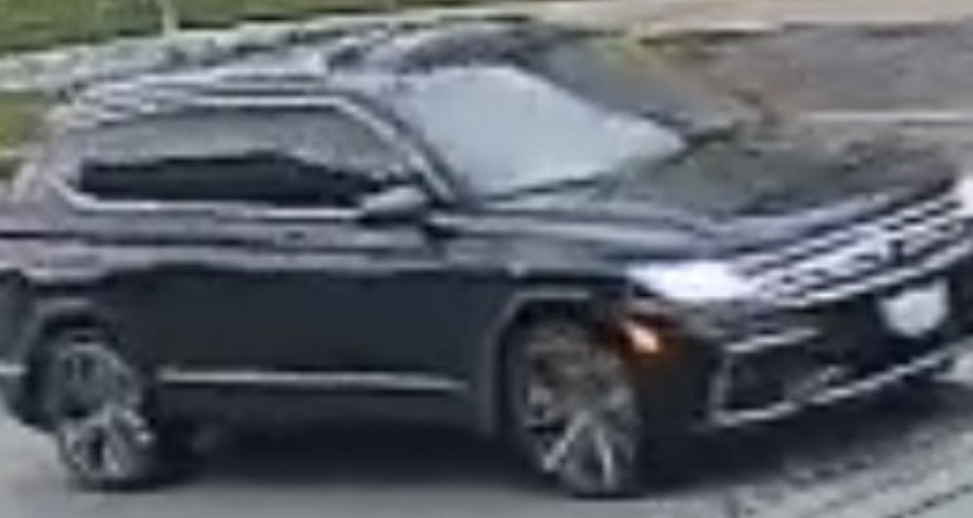 2 suspects wanted in trading card robbery investigation