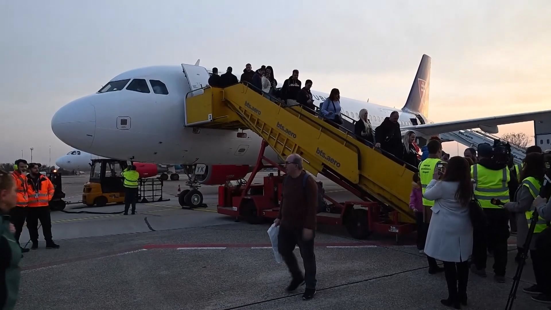 Click to play video: 'Middle East airspace shutdown creates travel chaos'