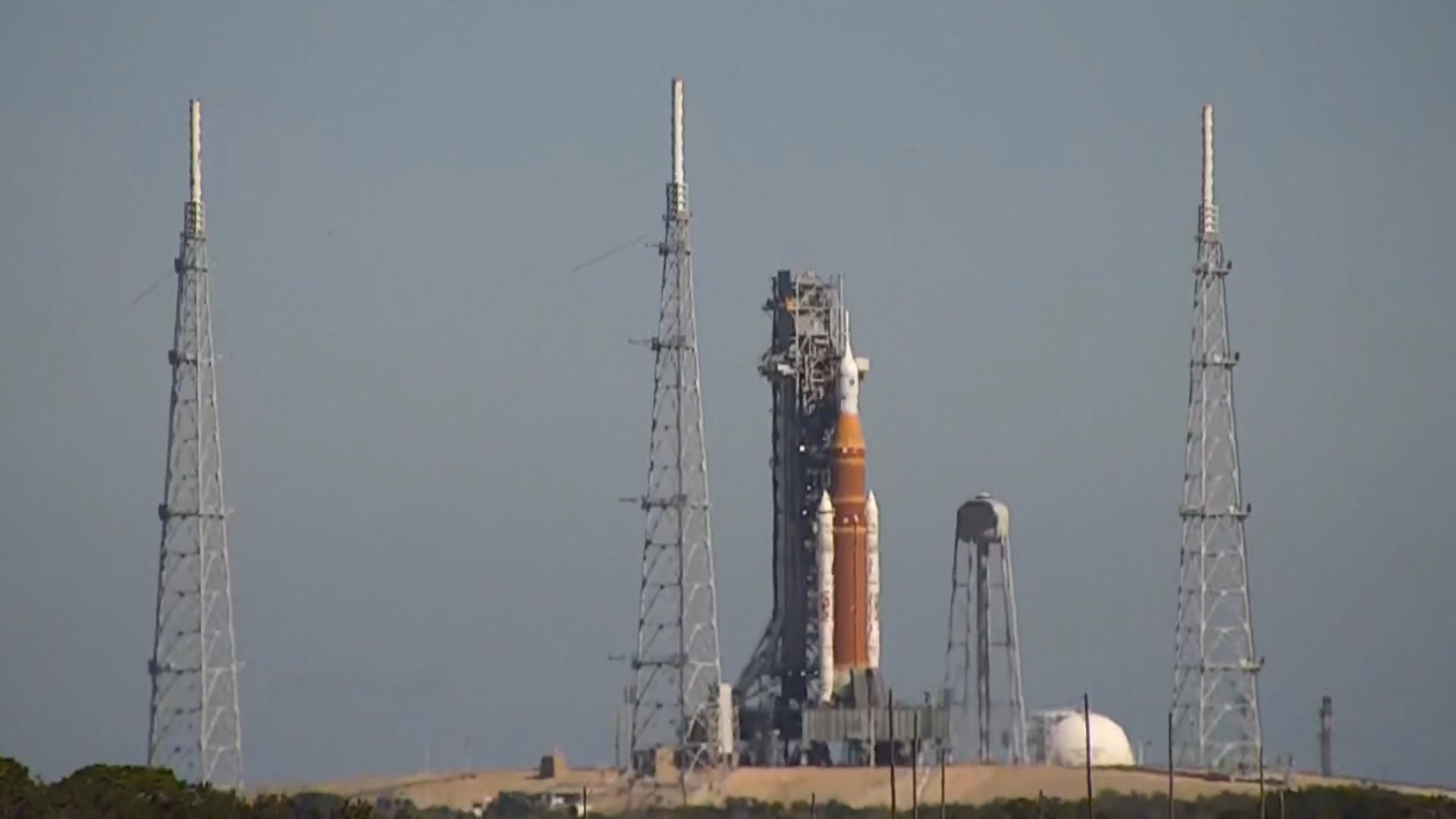 Click to play video: 'Artemis II prepares for launch around the moon'