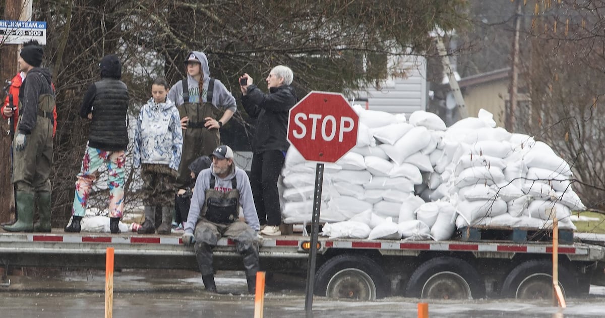 Ontario and Quebec communities continue sandbagging as forecast calls for rain