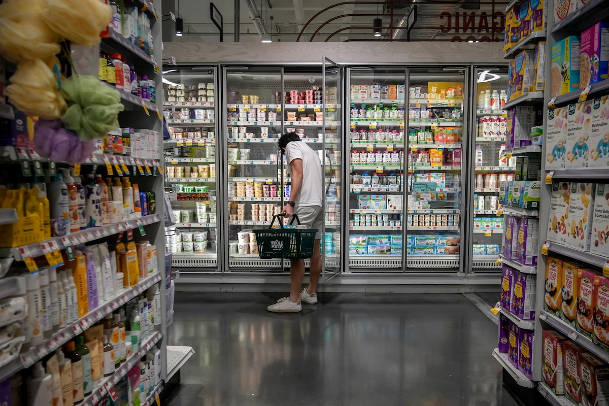 U.S. consumer sentiment dives to a record low in April amid Iran war