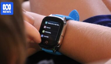 Devices ban in Victorian classrooms expanded to include smartwatches and headphones from next year