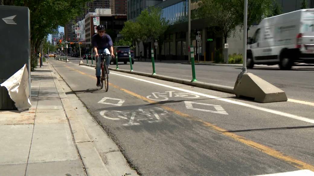 Click to play video: 'Bike lanes under scrutiny as Calgary, province explore compromise'