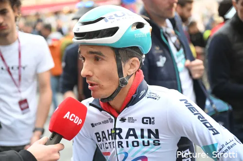 Pello Bilbao speaking to the press after a race.