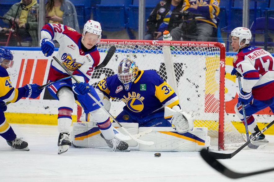 Miroslav Holinka’s hat-trick powers Edmonton Oil Kings past Saskatoon Blades in Game 4 win to tie series