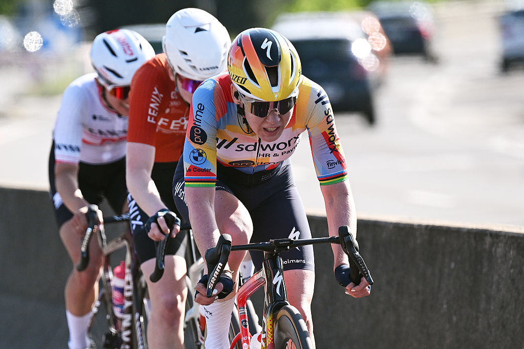 Anna van der Breggen, Kasia Niewiadoma-Phinney and Puck Pieterse race into Li&egrave;ge over a minute behind solo winner Demi Vollering