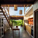 Perobinha House / PORO Arquitetura - Interior Photography, Kitchen, Wood, Beam, Chair
