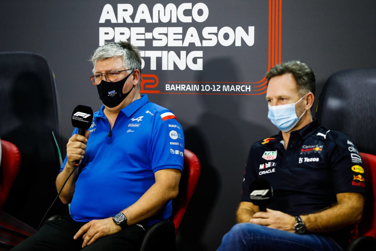 Otmar Szafnauer and Christian Horner at F1 pre-season testing in Bahrain in 2022