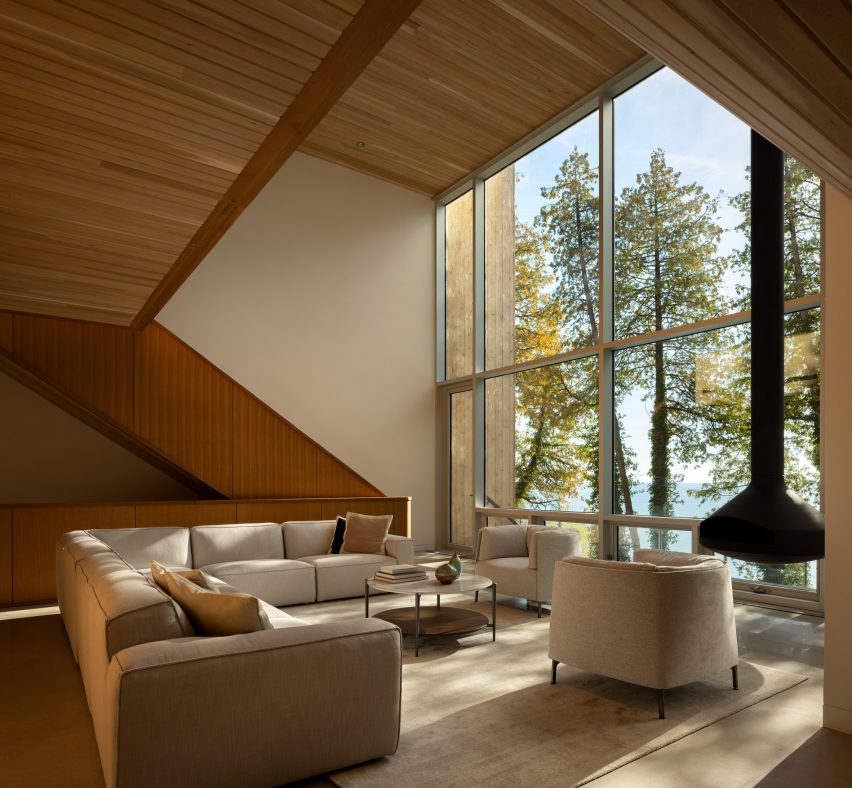 Living room in a lake house in Canada by Omar Gandhi Architects