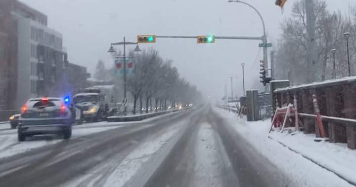 Another spring snowstorm snarls Calgary roads, causes dozens of crashes