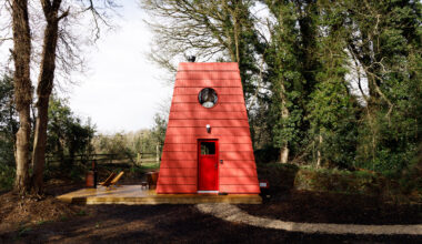 Studio Bucky cloaks Cucu cabin in Ireland with red shingles