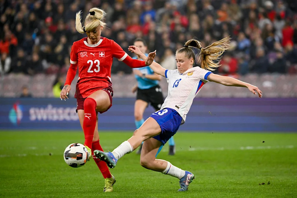 Switzerland's forward #23 Alisha Lehmann (L) and France's defender #13 Jade Le Guilly fight for the ball.