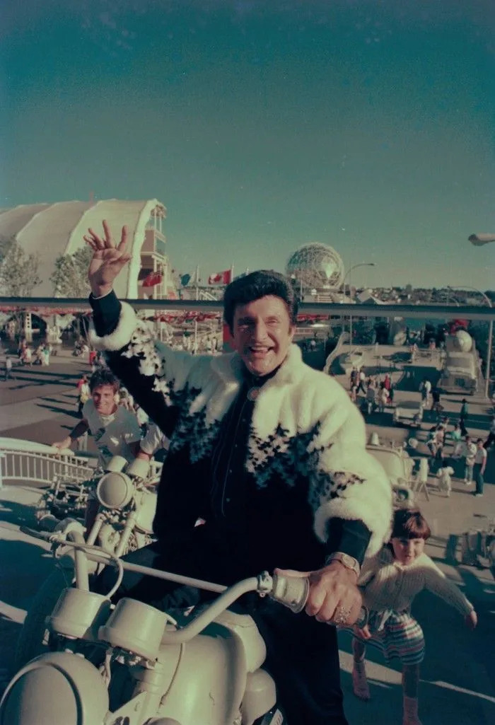 Liberace looking fabulous atop the Highway 86 sculpture.