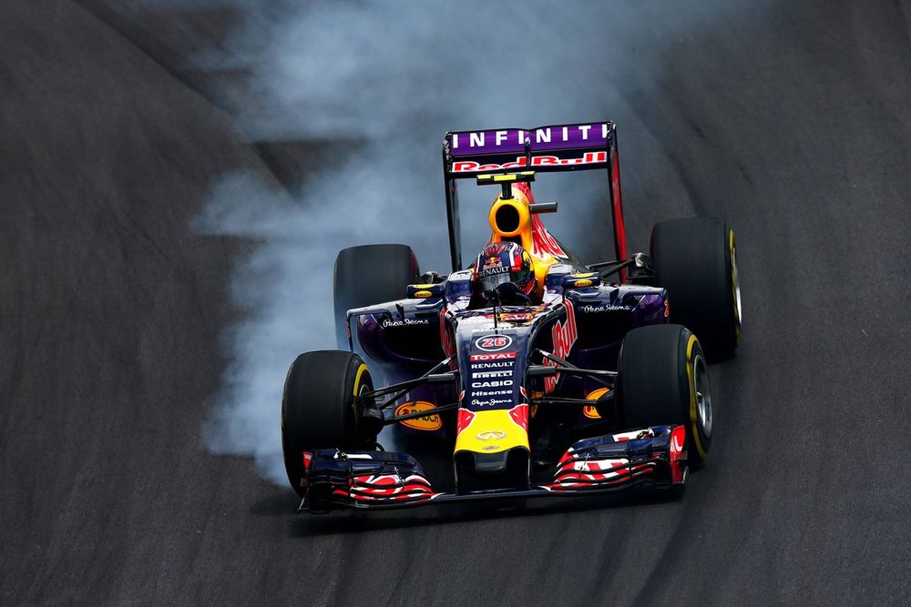 Daniil Kvyat, Red Bull Racing RB11 locks up
