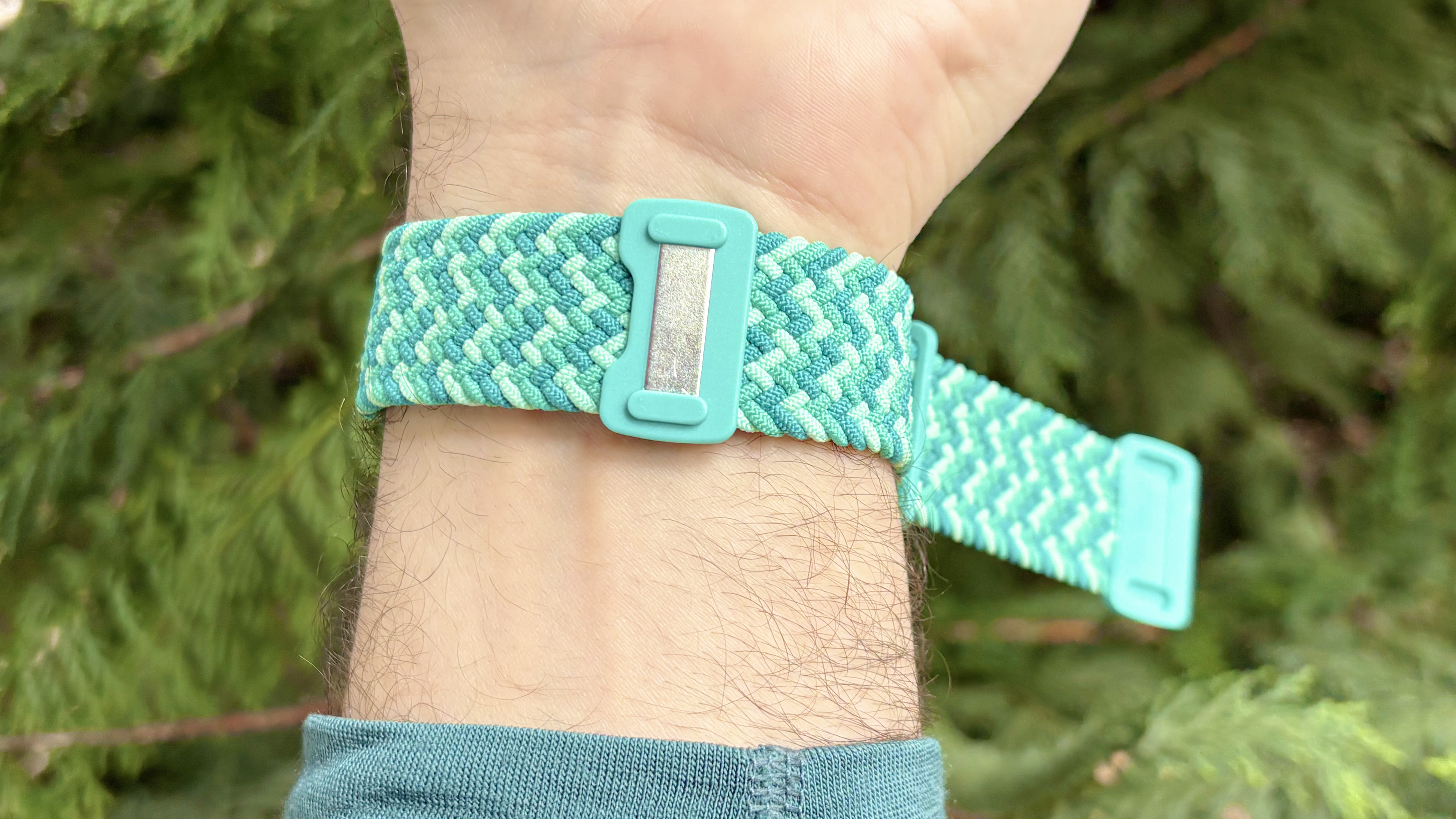 Close-up of the Solace Imperium Adapt watch strap on an Apple Watch SE 3 in 'Calypso' green