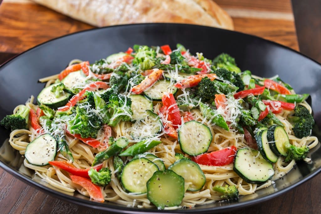 When prepared with lots of fresh vegetables, pasta primavera can serve as a balanced meal. annie1961 – stock.adobe.com