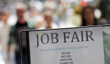 US weekly jobless claims decline as labor market remains stable