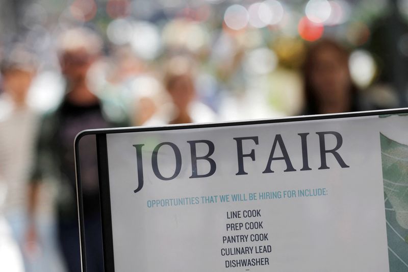 US weekly jobless claims decline as labor market remains stable