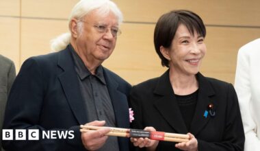 'You are my god', Japan's PM tells British rock band Deep Purple - BBC