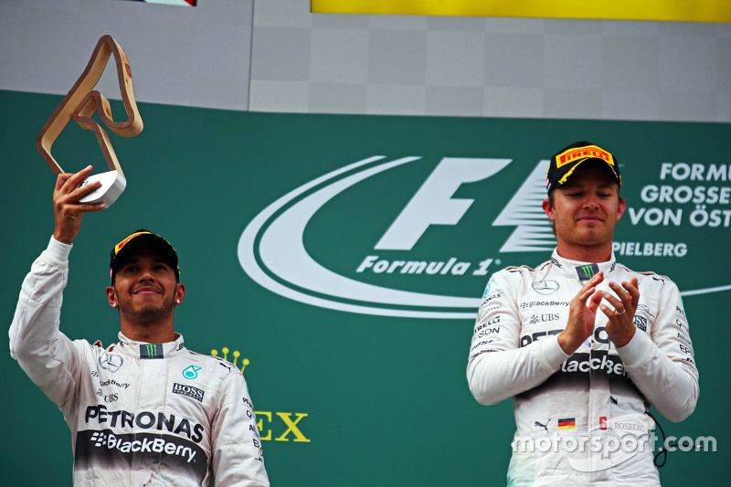 Podium: second placed Lewis Hamilton, Mercedes AMG F1 with race winner Nico Rosberg, Mercedes AMG F1
