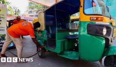 Oil prices rise as investors eye fragile US-Iran ceasefire - BBC