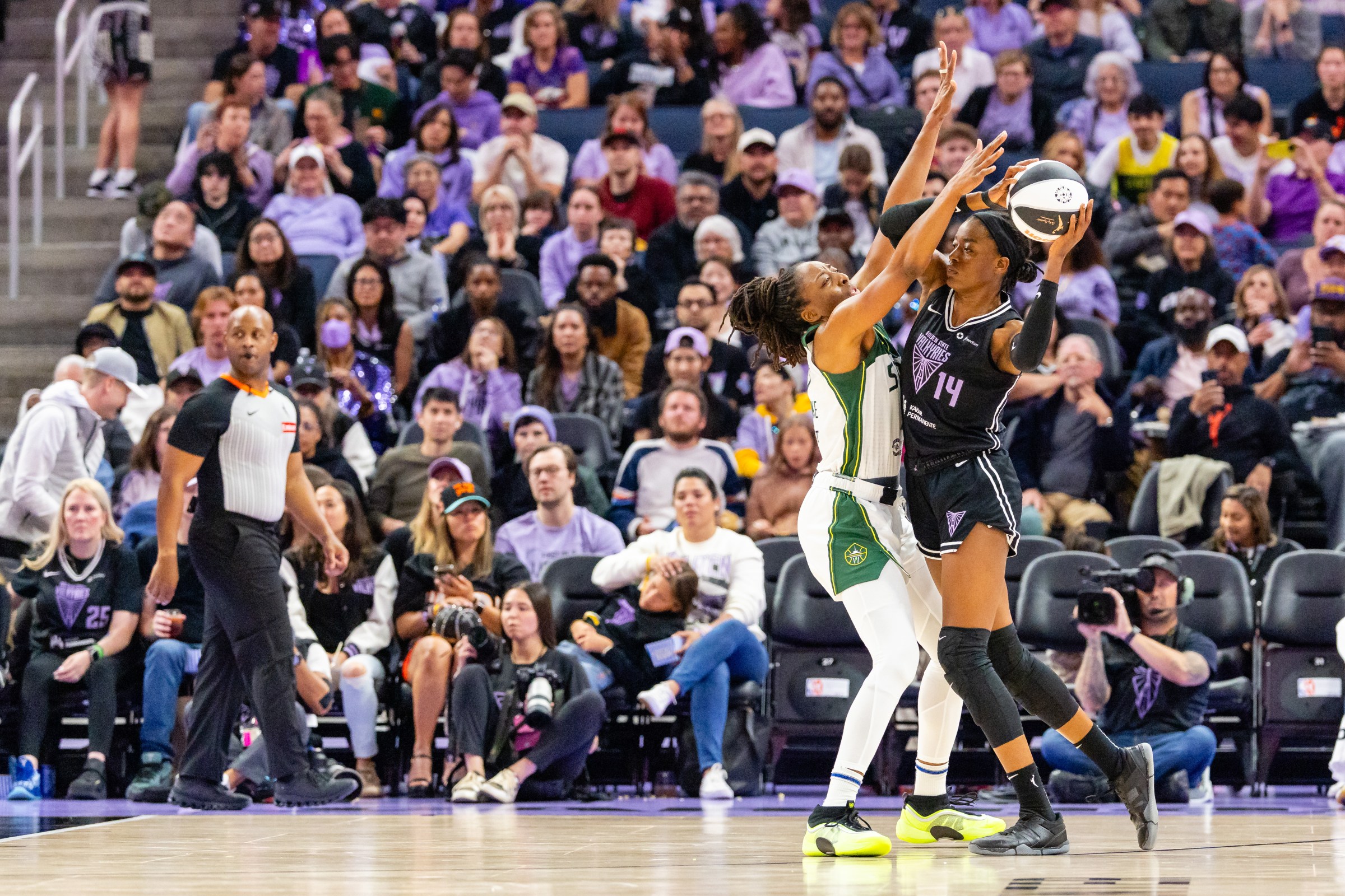 Unrestricted free agent Nneka Ogwumike defend Temi Fagbénlé.