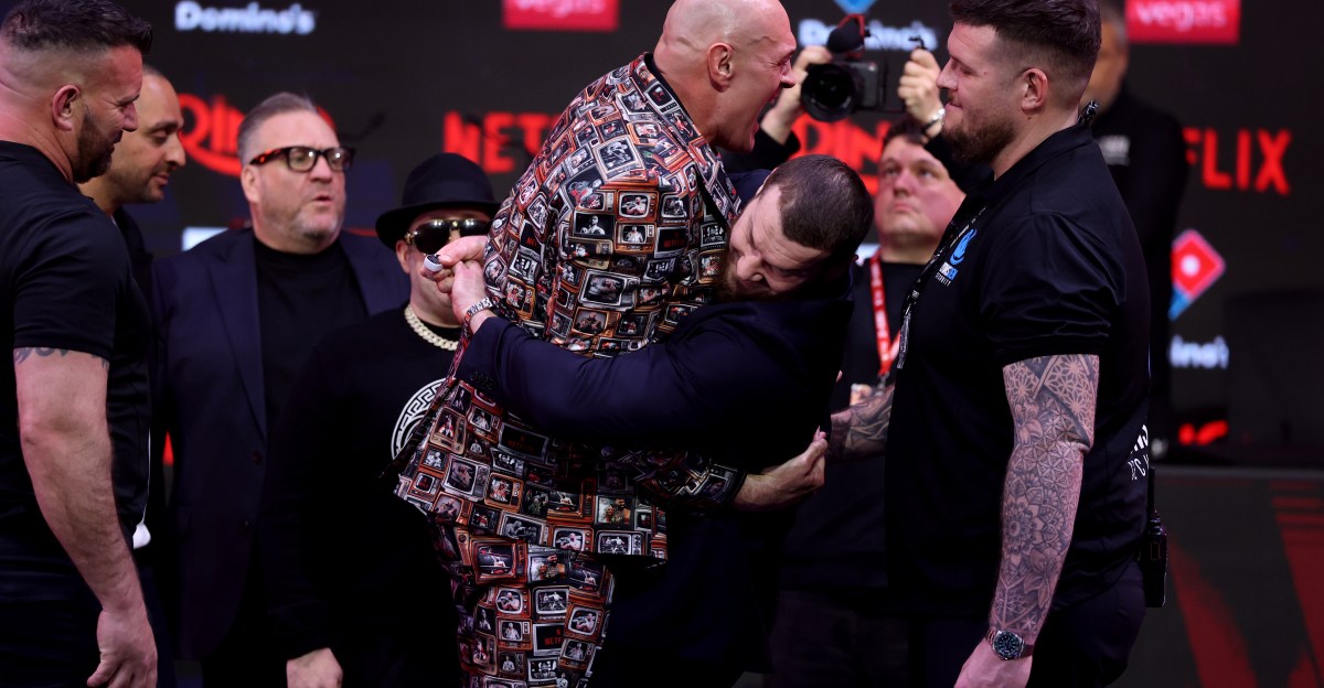 Video: Makhmudov Squeezes The Life Out Of Fury In London