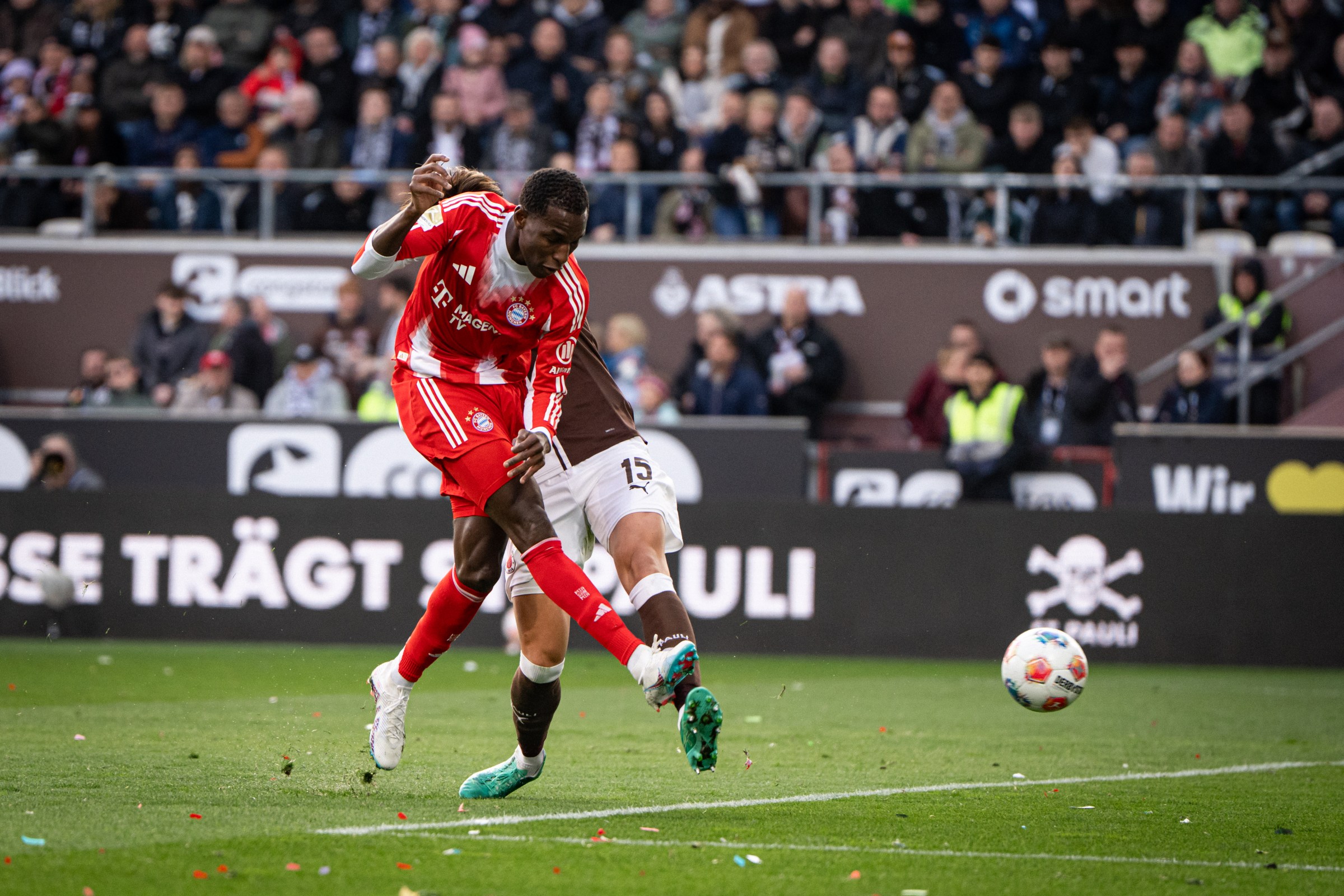 HAMBURG, GERMANY - APRIL 11: Nicolas Jackson of FC Bayern Muenchen shoots the ball during the Bundesliga match between FC St. Pauli and FC Bayern München at Millerntor Stadium on April 11, 2026 in Hamburg, Germany. (Photo by S. Mellar/FC Bayern via Getty Images)