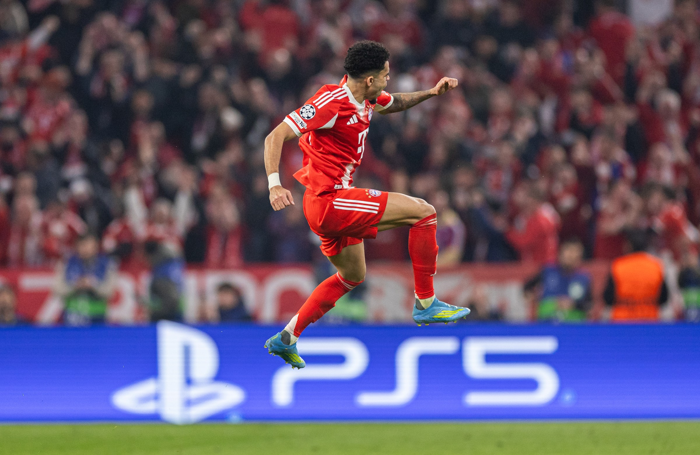 Luis Diaz with a sensational goal to put Bayern level. (Photo by Boris Streubel/Getty Images)
