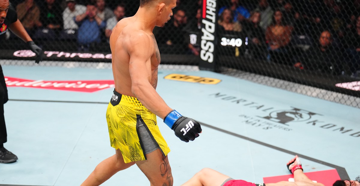 Highlights! Barbosa unloads right hook, planks Buzukja with first round KO