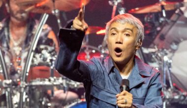 Arnel Pineda onstage